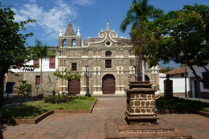 Apartahotel La Villa Santa Fe De Antioquia Exterior foto